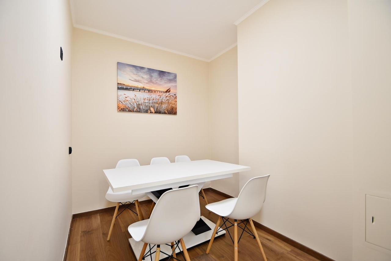 Wola Apartment ワルシャワ エクステリア 写真